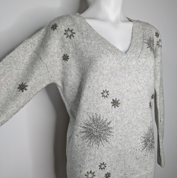 WHBM grey winter star snowflake beaded v neck sweater M - Picture 3 of 8